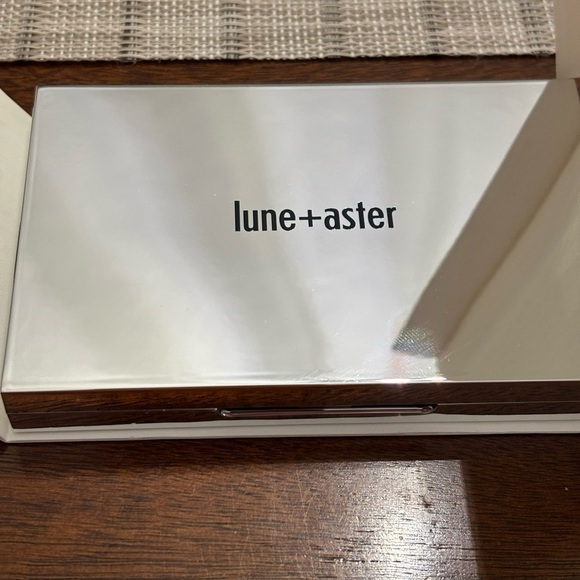 NIB Glimmer & Glow Face & Eye Palette - Picture 3 of 5